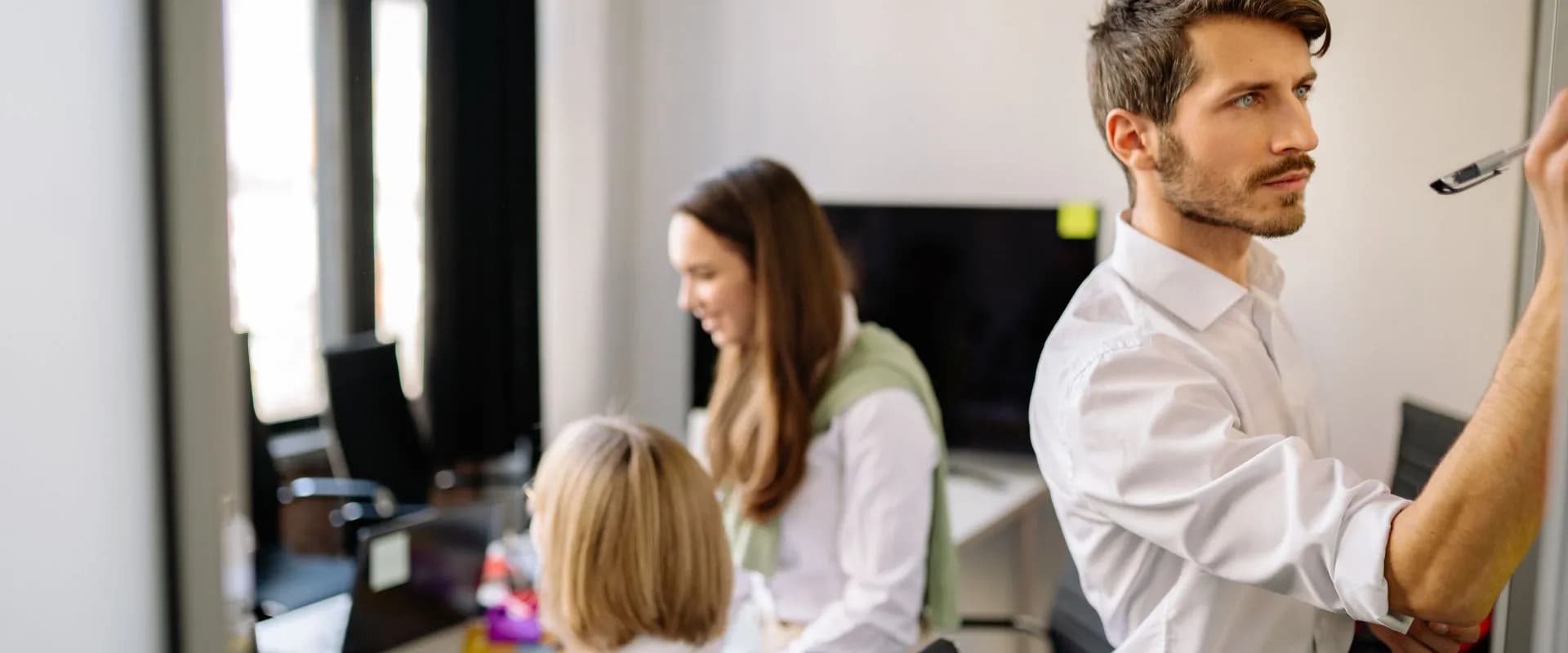 Estrategias para destacar en administración y negocios