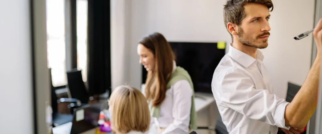 Estrategias para destacar en administración y negocios